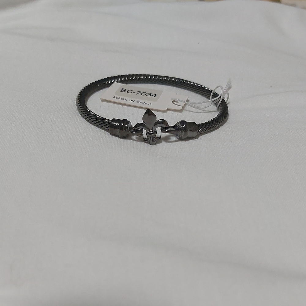 Impressions Black Twisted Bracelet with Elegant Clasp